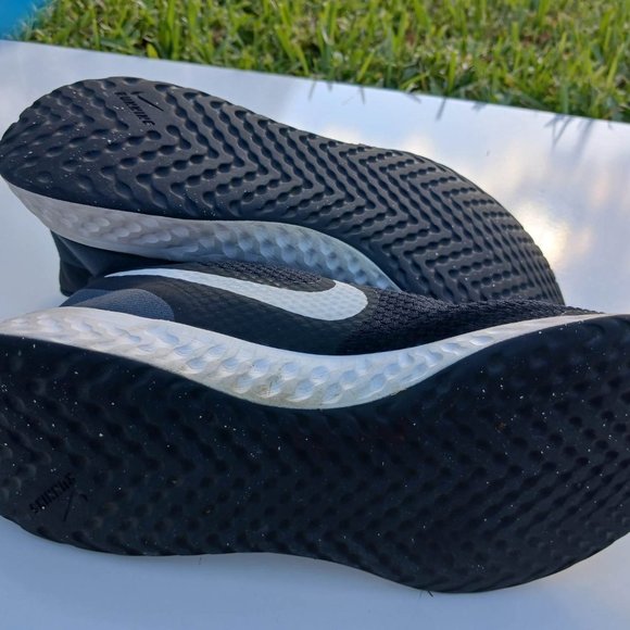 Nike Revolution size 5.5 Black White Grade School Shoes - Picture 8 of 9